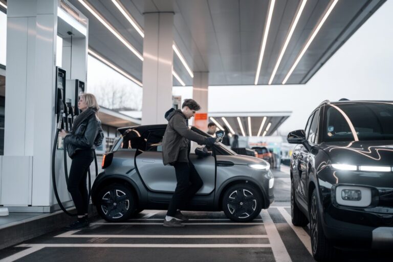 Automobilistes font le plein lors d’une opération carburant à prix coûtant