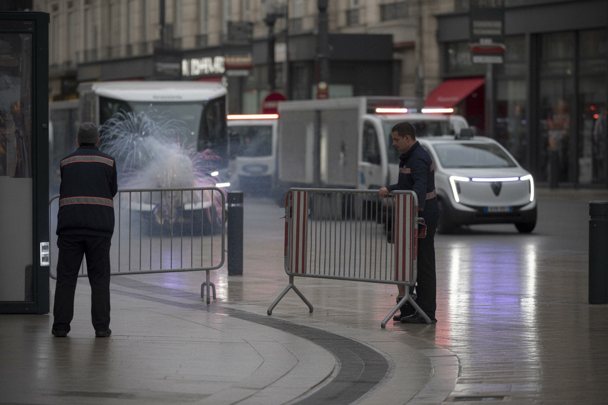Place française après festivités du 14 juillet sous météo changeante
